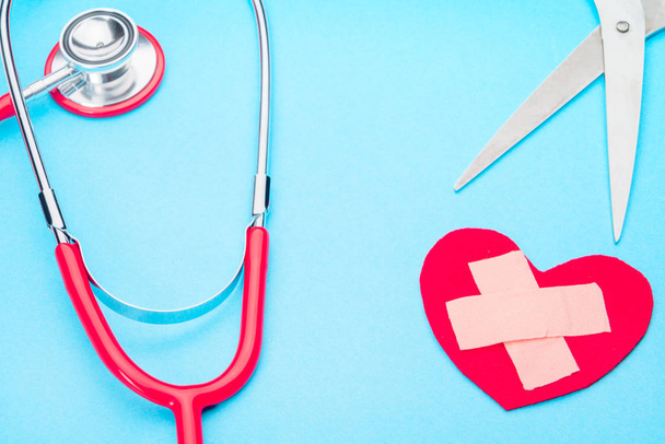 Sağlık ve tıp stetoskop ve kırmızı kalp sembol sağlıklı ve sigorta Dünya Sağlık günü kavramı - Fotoğraf, Görsel