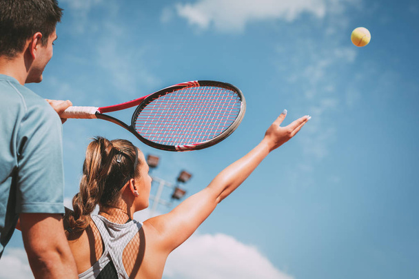 Meisje praktijk Tennis met Coach - Foto, afbeelding