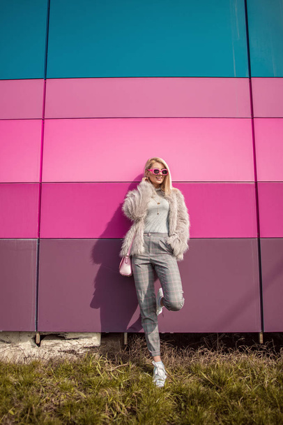 Mulher de moda posando contra fundo colorido
 - Foto, Imagem