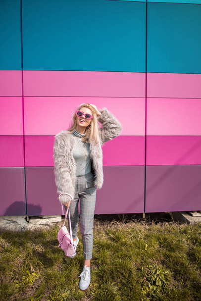 Mode vrouw poseren tegen kleurrijke achtergrond - Foto, afbeelding