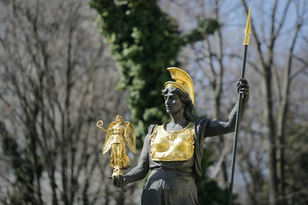 Επίχρυσο άγαλμα της Αθηνάς / Μινέρβα που κρατά τη Νίκη στο χέρι της - Φωτογραφία, εικόνα