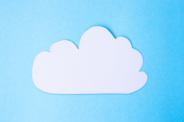 青い紙の背景に灰色の雲。ミニマリズム。クラウド ベースのファイルのかみ合い。天気曇り - 写真・画像