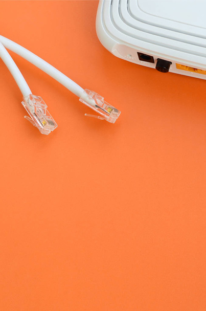 Připojení k Internetu a Internet kabel svíčky leží na zářivě oranžové pozadí. Položky, které jsou potřebné pro připojení k Internetu - Fotografie, Obrázek