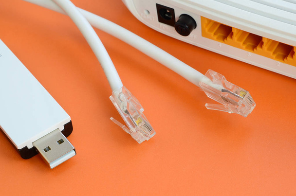 Internet yönlendiricisi, taşınabilir Usb kablosuz adaptör ve internet kablosu fiş bir parlak turuncu arka plan üzerinde yalan. Internet bağlantısı için gerekli öğeler - Fotoğraf, Görsel
