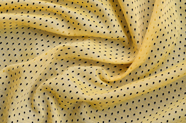 Keltainen urheilu jersey vaatteet kangas rakenne ja tausta monia taittuu
 - Valokuva, kuva