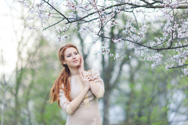 woman in spring - Zdjęcie, obraz