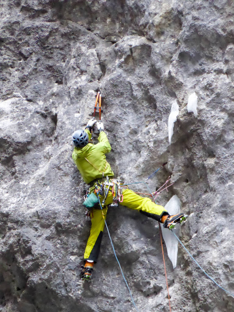 férfi ice hegymászó egy száraz szerszámozás útvonalon az olasz Alpokban - Fotó, kép