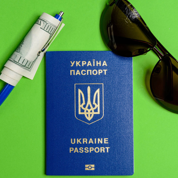 百ドル札とペンによってウクライナの生物測定のパスポート - 写真・画像