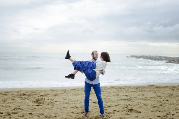 A szerető pár, a férfi és a nő élvezi a nyaralás egy trópusi paradicsomban tengerparton, tiszta tengervíz óceánra és festői - Fotó, kép