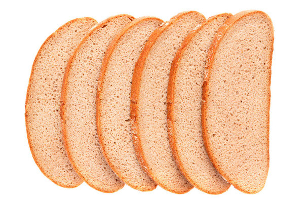 Нарізаний темний житній хліб на білому тлі
 - Фото, зображення