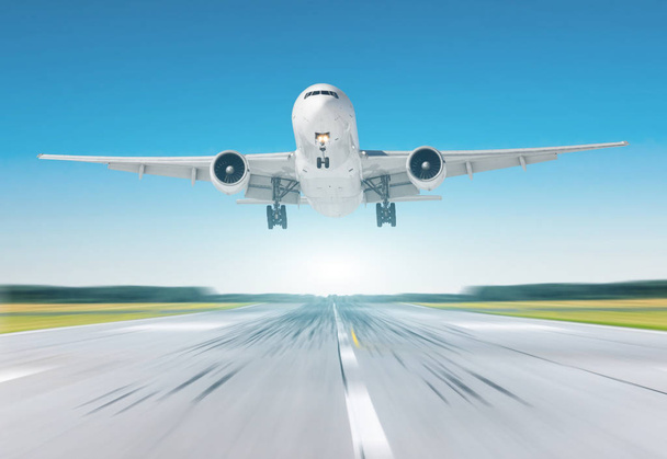 Samolot latający wyjazdu lądowania prędkość ruchu na drodze startowej w jasny dzień czyste niebo. - Zdjęcie, obraz