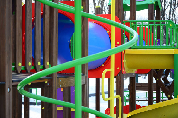 Frammento di un parco giochi in plastica e legno, dipinto in diversi colori
 - Foto, immagini