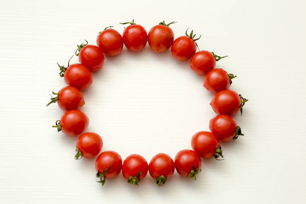 cherry tomaten op een witte achtergrond in de vorm van een cirkel - Foto, afbeelding
