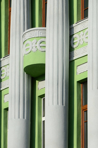 Eski çok katlı bina antika sütunlarla, yeşil boyalı geri - Fotoğraf, Görsel
