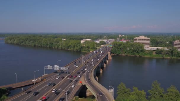 Luchtfoto video van downtown Hartford op een zonnige dag. - Video