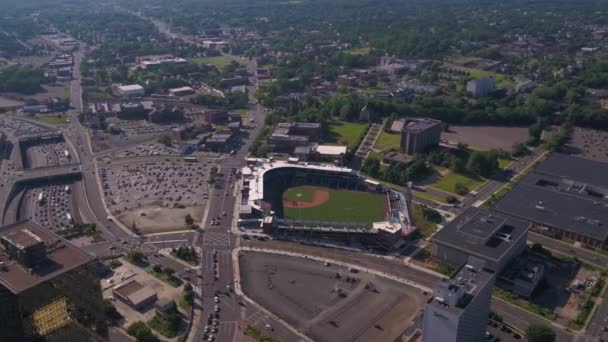Légi videó a Hartford belvárosától egy napsütéses napon. - Felvétel, videó