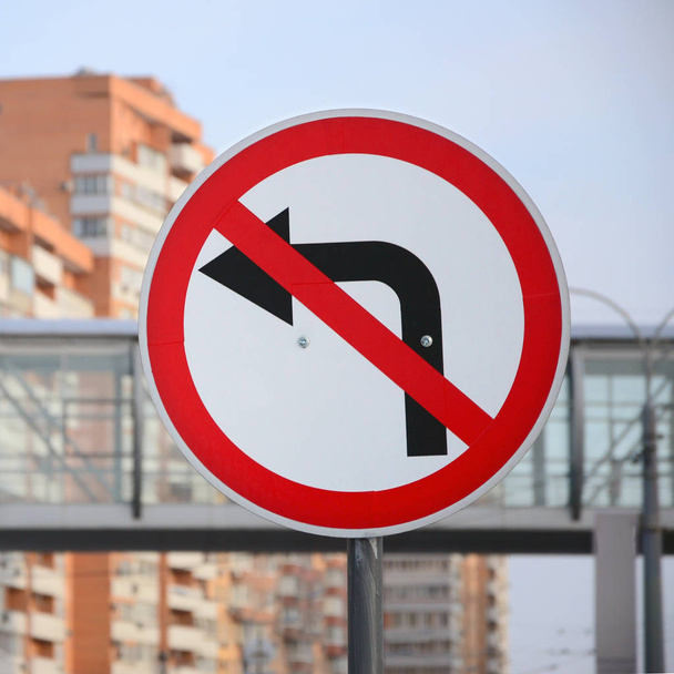 Virar à esquerda é proibido. Sinal de trânsito com seta cruzada para a esquerda
 - Foto, Imagem