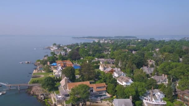 Vidéo aérienne du centre-ville de Stamford et du port
 - Séquence, vidéo