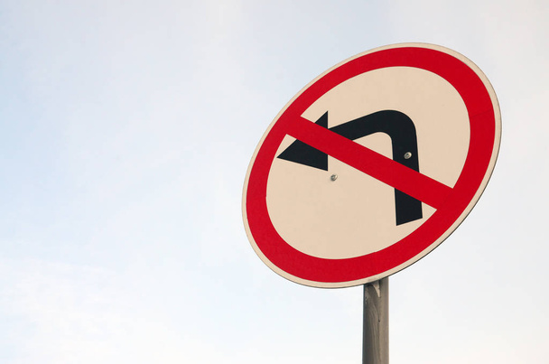 Skręcić w lewo jest zabronione. Znak drogowy z przekreślonym Strzałka w lewo - Zdjęcie, obraz