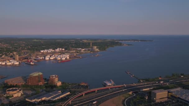 Luchtfoto video van downtown Newhaven bij zonsondergang - Video