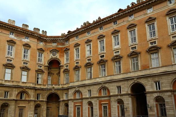 Королевский дворец Казерта (по-итальянски Reggia di Caserta) - бывшая королевская резиденция в Казерте с большим садом и множеством фонтанов, созданная королями Неаполя.
 - Фото, изображение
