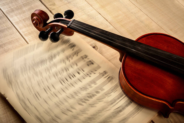 νότες βιολί σε ένα ξύλινο τραπέζι - Φωτογραφία, εικόνα