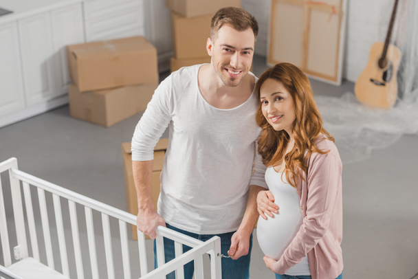 pregnant couple moving - Foto, afbeelding