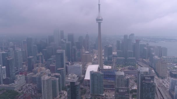 Antenowe video centrum Toronto na pochmurny, mglisty dzień - Materiał filmowy, wideo
