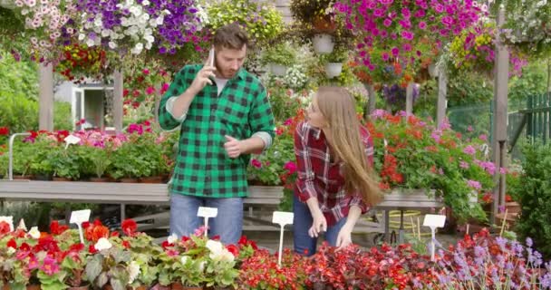Naaiatelier in bloeiende tuin (echt) paar - Video