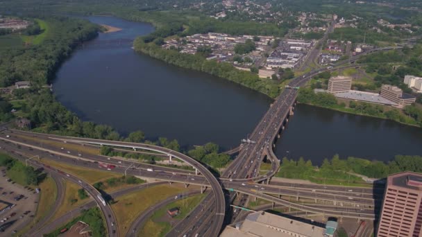 Letecké video z centra města Hartford za slunečného dne. - Záběry, video