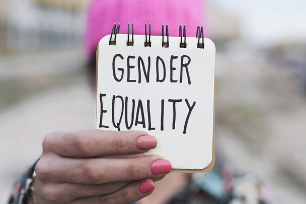 Nainen vaaleanpunainen hattu ja teksti sukupuolten tasa-arvo
 - Valokuva, kuva