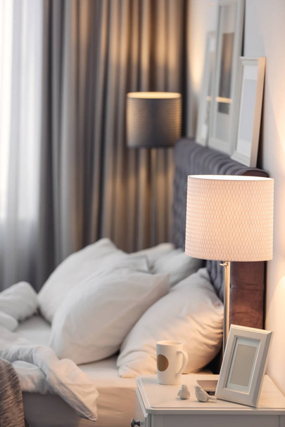 Modern room interior with comfortable bed and stylish lamp - Foto, immagini
