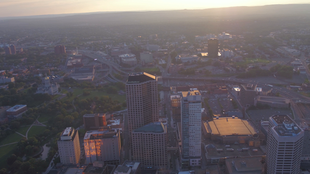 Luchtfoto video van downtown Hartford bij zonsondergang. - Video