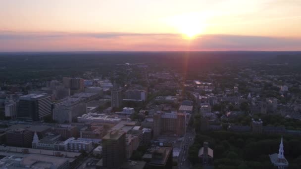 Luchtfoto video van downtown Newhaven bij zonsondergang - Video