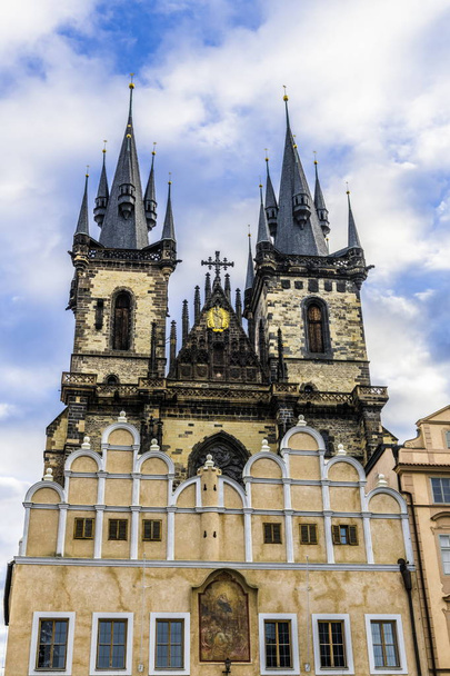 Storm clouds over the sharp Gothic spires of the tower of the tn temple in the heart of Prague. - Foto, Imagem