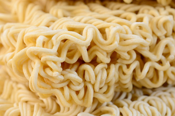 Κλείνω πάνω θέα κίτρινα ξηρή στιγμιαία noodles. Κινέζικα παραδοσιακά τρόφιμα - Φωτογραφία, εικόνα