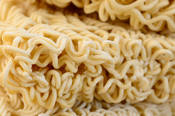 Κλείνω πάνω θέα κίτρινα ξηρή στιγμιαία noodles. Κινέζικα παραδοσιακά τρόφιμα - Φωτογραφία, εικόνα
