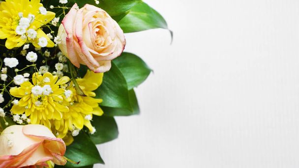 Composición de flores sobre fondo blanco texturizado, vista superior. Tarjeta de primavera festiva
 - Foto, Imagen