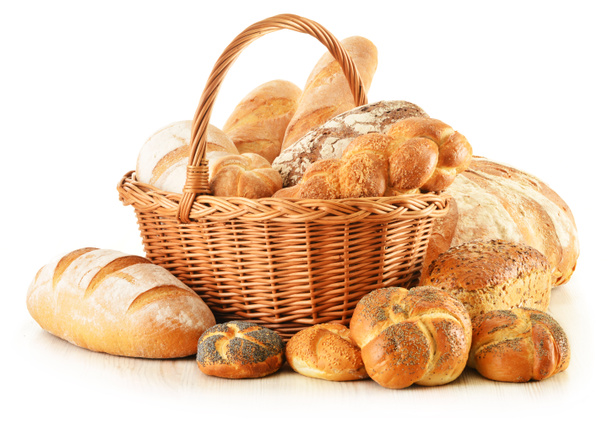 ψωμί και ψωμάκια σε ψάθινο καλάθι που απομονώνονται σε λευκό - Φωτογραφία, εικόνα
