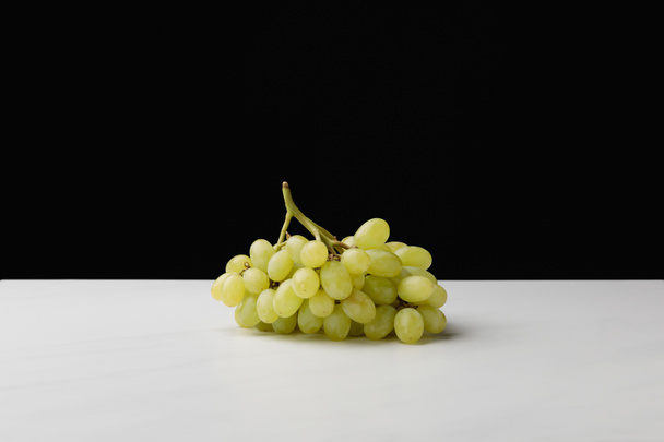 Vue rapprochée d'une pile de raisins blancs sur fond noir
 - Photo, image