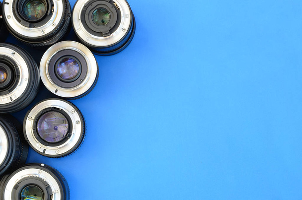 Birkaç fotoğraf lensler parlak mavi bir arka plan üzerinde yalan. Metin için yer - Fotoğraf, Görsel