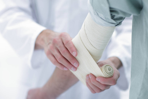 doctor applying elastic bandage on the elbow of the patient. - Foto, Imagem