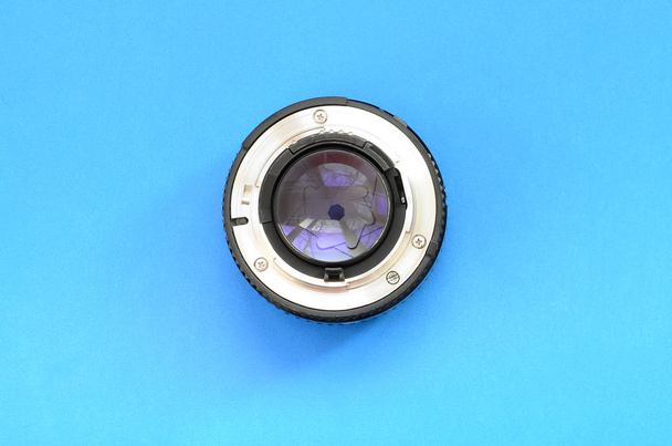 Una lente fotografica si trova su uno sfondo blu brillante. Spazio per testo
 - Foto, immagini