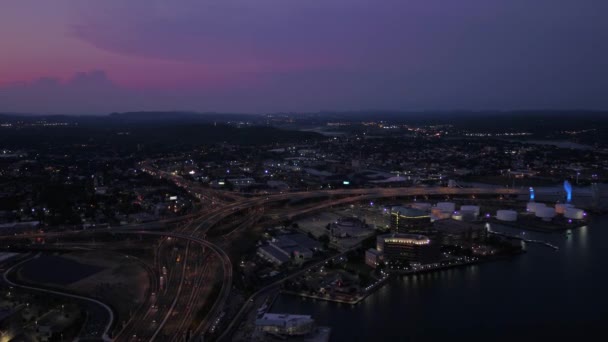 Luchtfoto video van downtown Newhaven nachts - Video