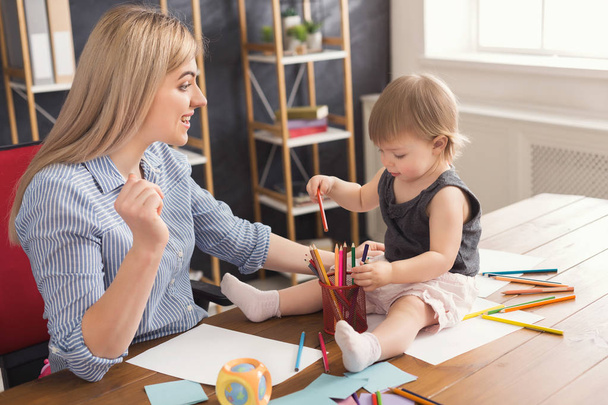 Happy mother drawing with her daughter - 写真・画像