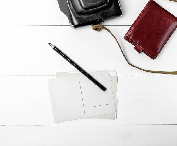 cartões-postais de papel vazios e um lápis de madeira preto em um woode branco
 - Foto, Imagem