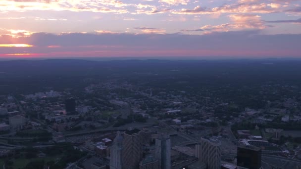 Letecké video z centra města Hartford při západu slunce. - Záběry, video