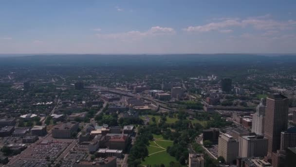 Letecké video z centra města Hartford za slunečného dne. - Záběry, video
