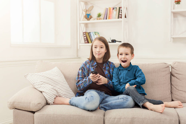 Ευτυχισμένα παιδιά βλέποντας τηλεόραση στο σπίτι - Φωτογραφία, εικόνα
