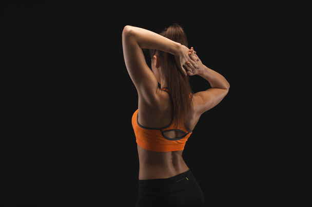 Спортивная женщина показывает мускулистое тело
 - Фото, изображение